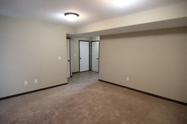 Building Photo - 4 Bedroom, 3 bath close to University