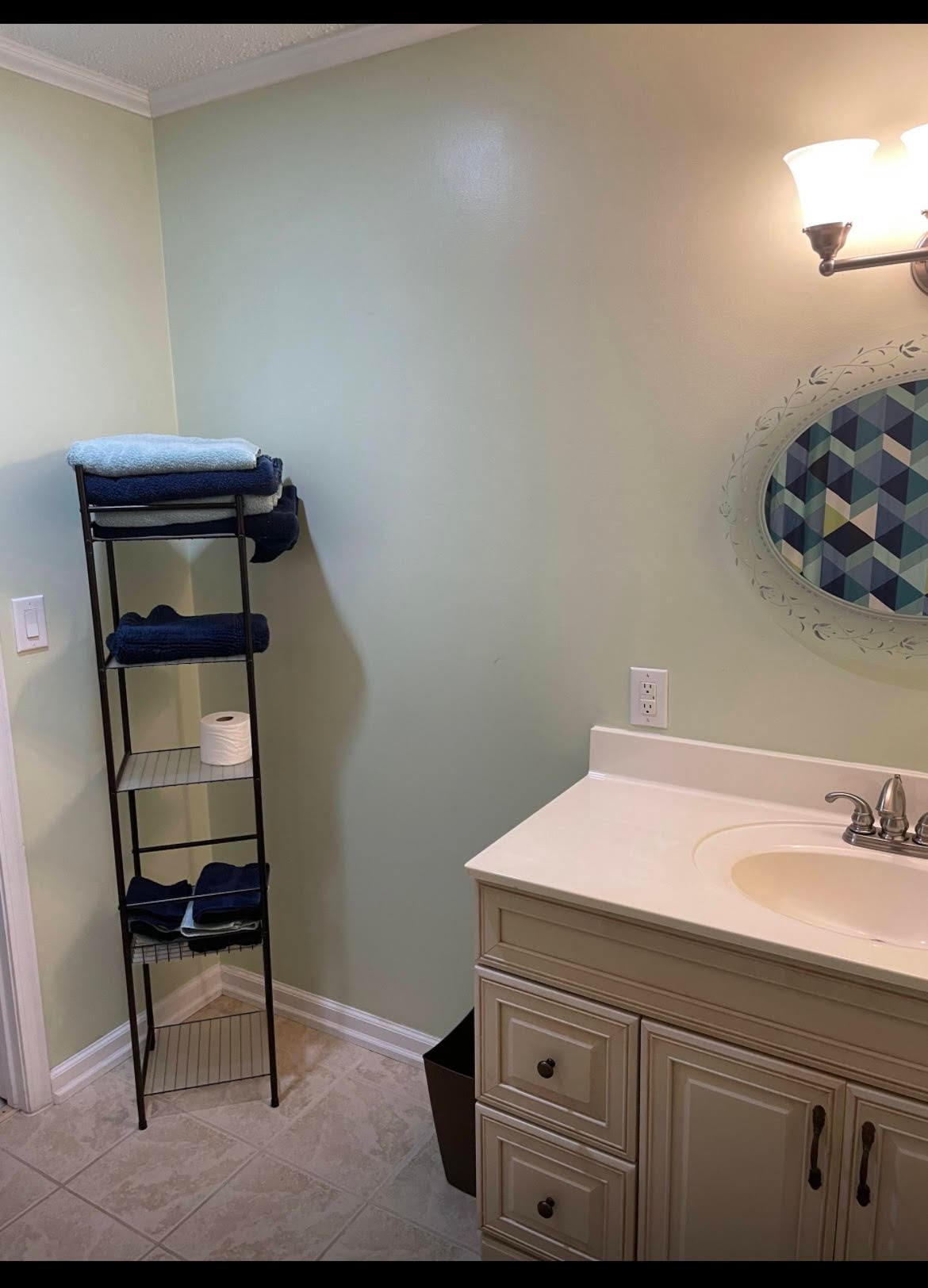 Upstairs bathroom - 39 Lakeshore Ln
