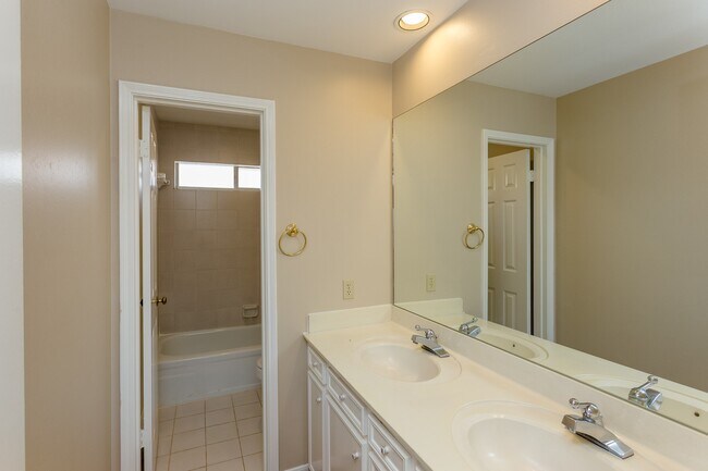 Building Photo - 1703 Plantation Dr