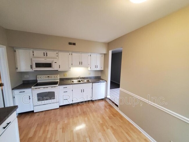 Building Photo - 1209 Chatham Ct