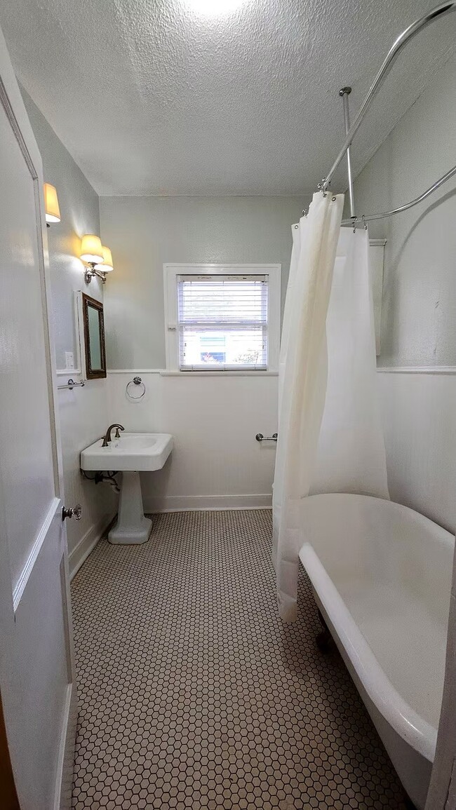 Building Photo - 2039 W Main St