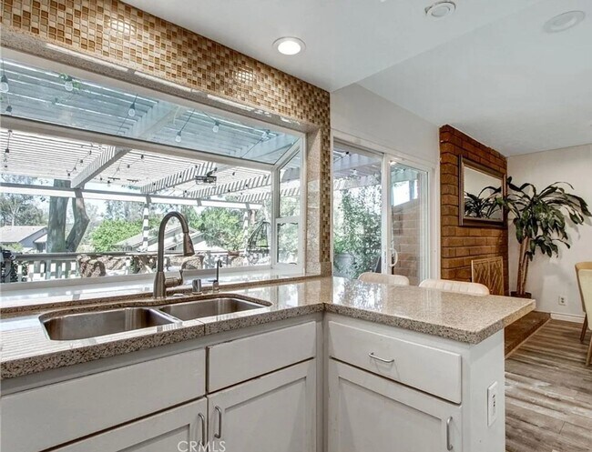 Building Photo - Anaheim Hills Beauty!