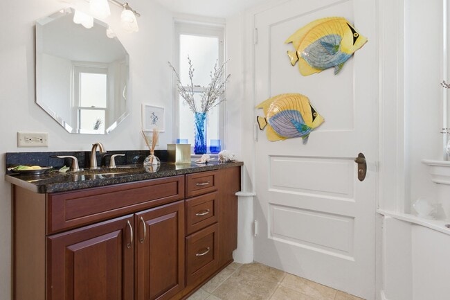 Building Photo - Stunning 5 Bedroom 2.5 Bathroom Home in Squirrel Hill