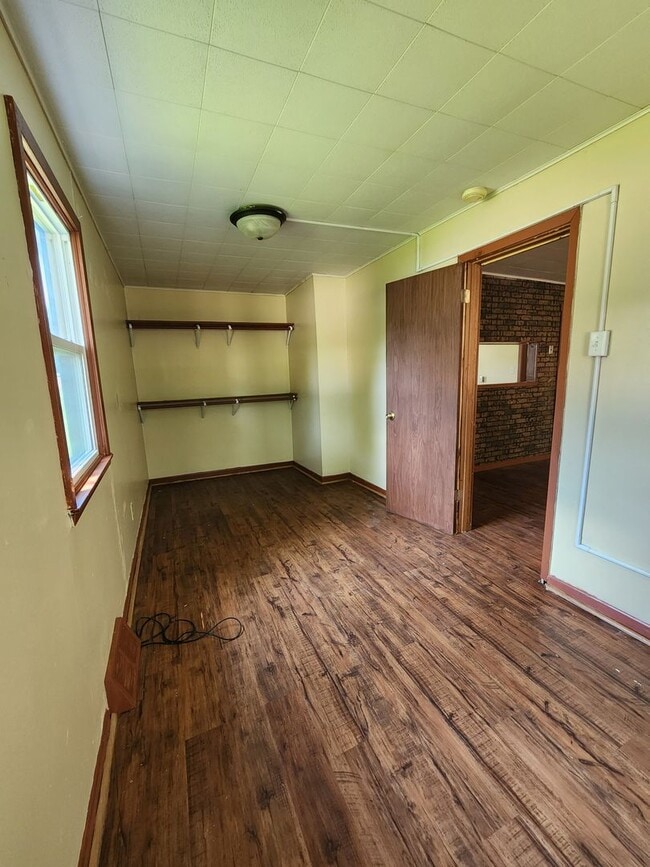 Building Photo - 4 bedroom 1 bath on corner lot