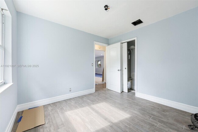 Building Photo - 112 Milton St