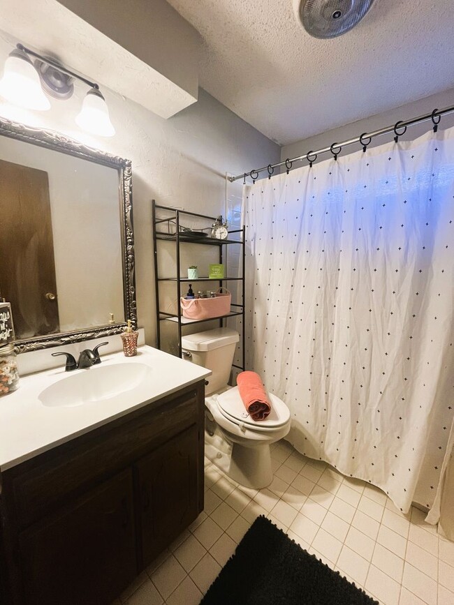 Building Photo - Norman. 3 bed, 2bath, 2 car garage with storm shelter