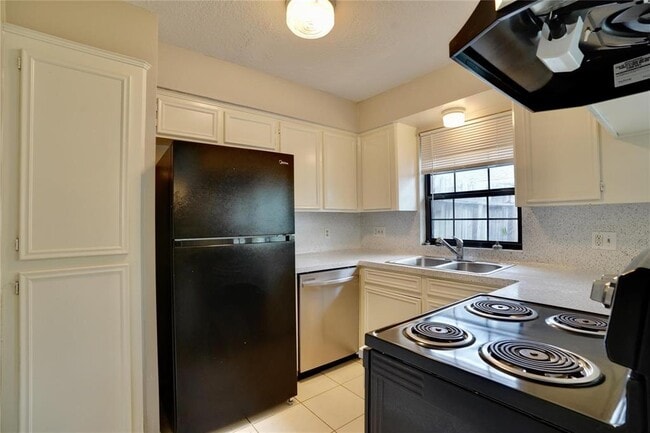 Building Photo - 10811 Sugar Hill Dr