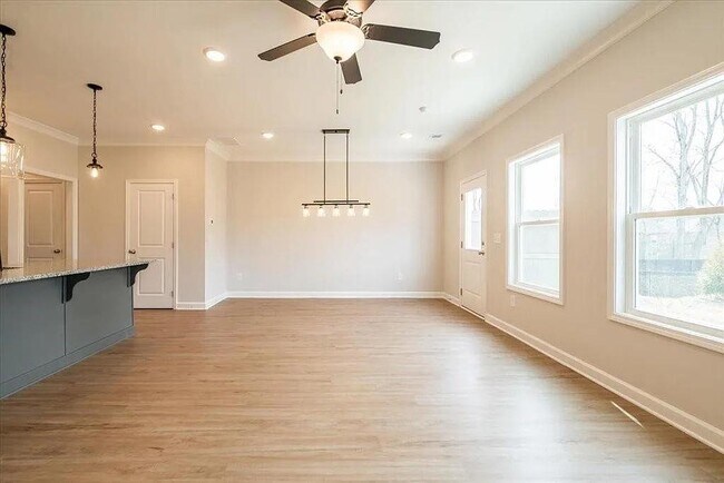 Building Photo - 121 Priestwood Ln