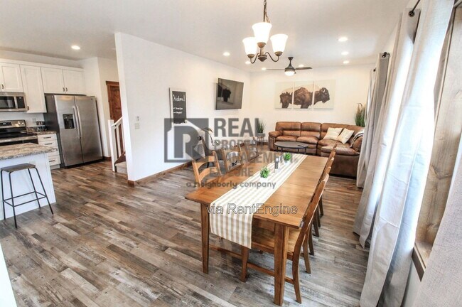 Building Photo - 1029 4th Ave W