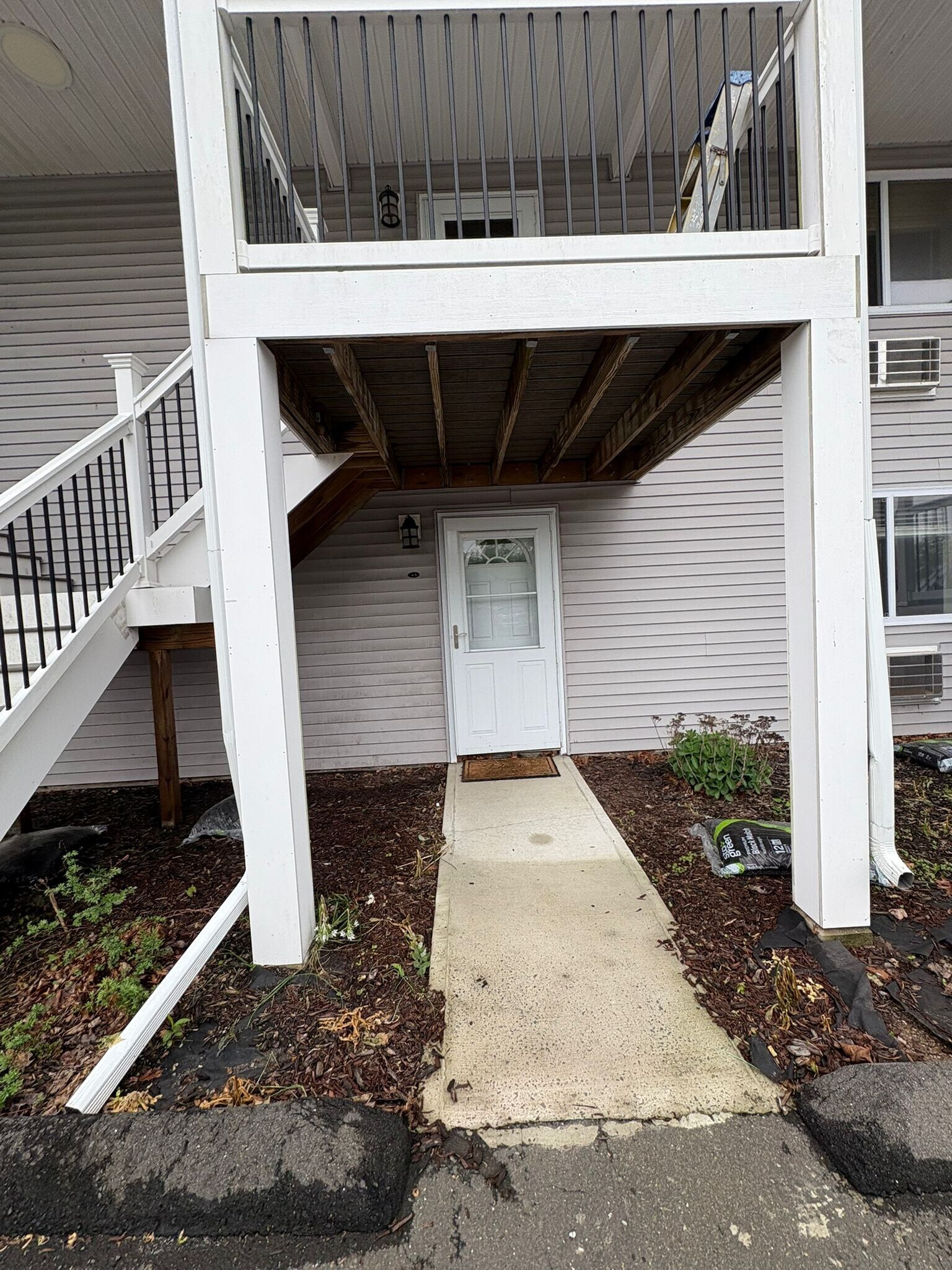 Building Photo - 129 Cosey Beach Ave
