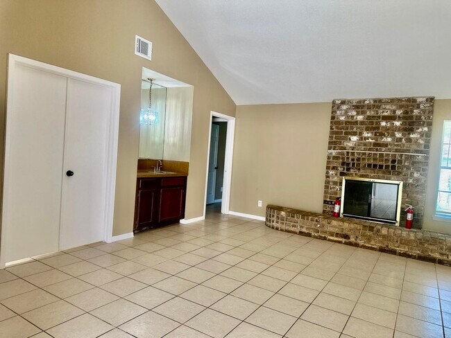 Building Photo - 2526 Valley Forest Dr