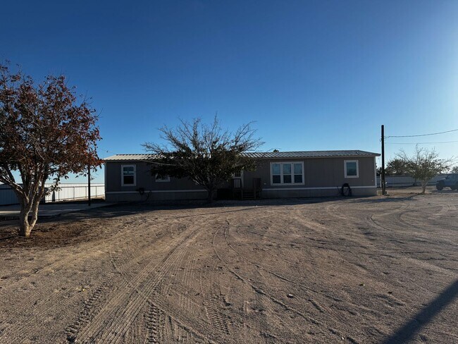 Building Photo - Spacious Four Bedroom Home - Pet Friendly and Horses Allowed!