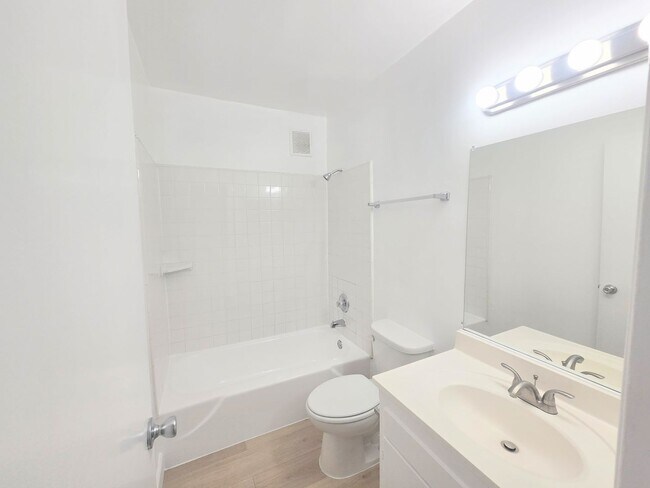 Building Photo - Welcome home! 2bd/2ba unit with parking. Master bedroom with en-suite bathroom!