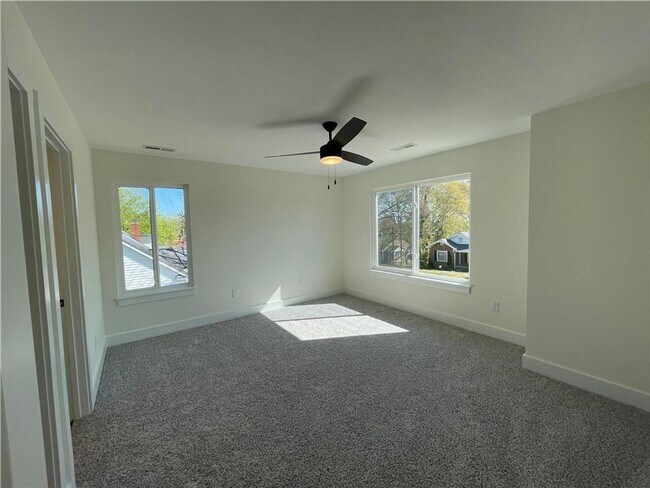 Building Photo - Single Family Home in Seneca!