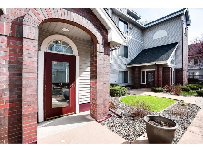 Building Photo - Edina Condo, Vaulted Ceilings, All New Carpet and Paint, In Unit Laundry, Garage Parking, One Mon...