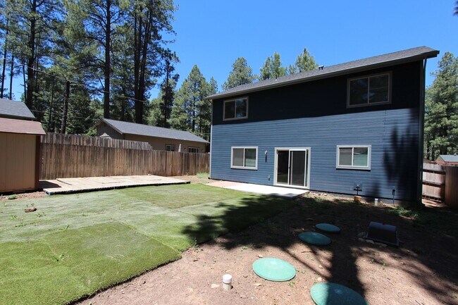 Building Photo - 3BR Home in Mountainaire | Open Layout + Fenced Yard