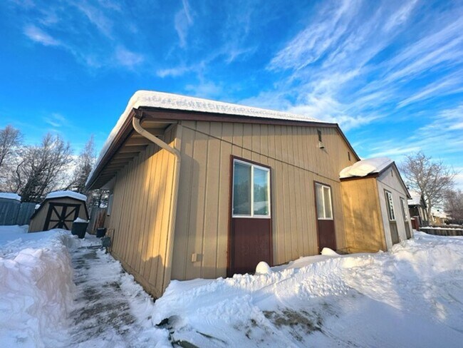 Building Photo - South Anchorage Home with Fenced in Yard & In Unit Laundry