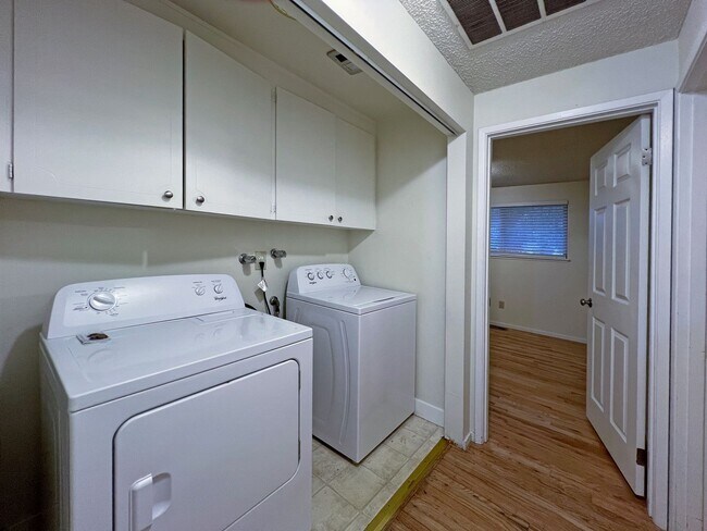 Building Photo - 4 bedroom 2.05 bath rambler on Kent's East...