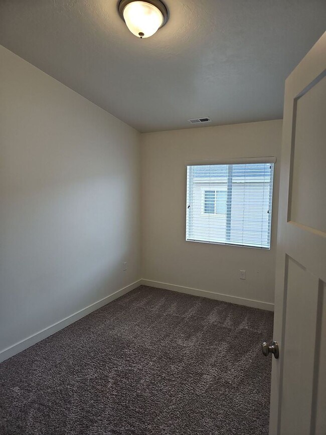 Building Photo - August free! 3 Bed/3.5 Bath Town Home for Rent in Bluffdale!
