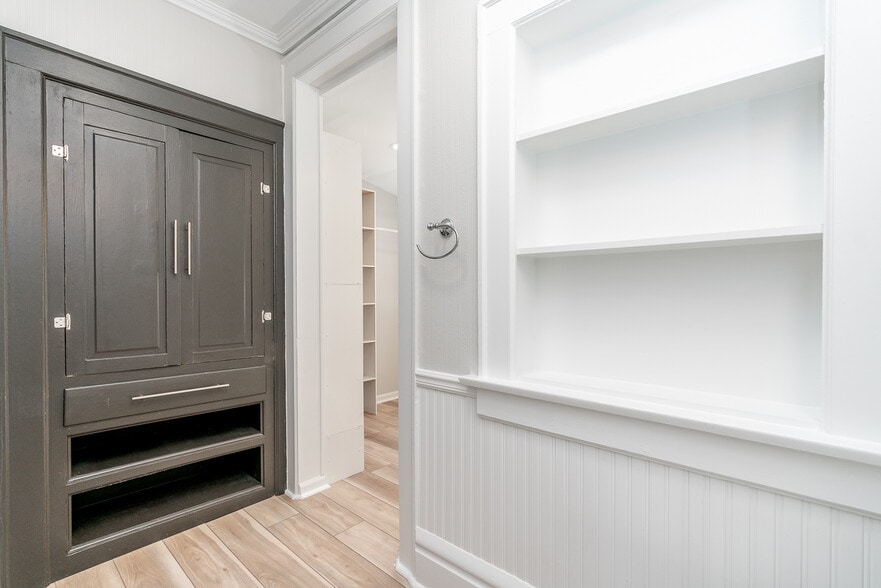 Second Level - Full Bath - 2435 Summit St