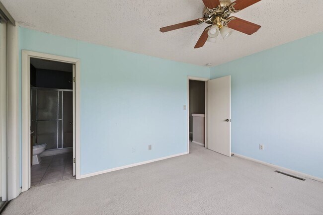 Building Photo - Fabulous Chesapeake Bay Location - Steps to Beach!