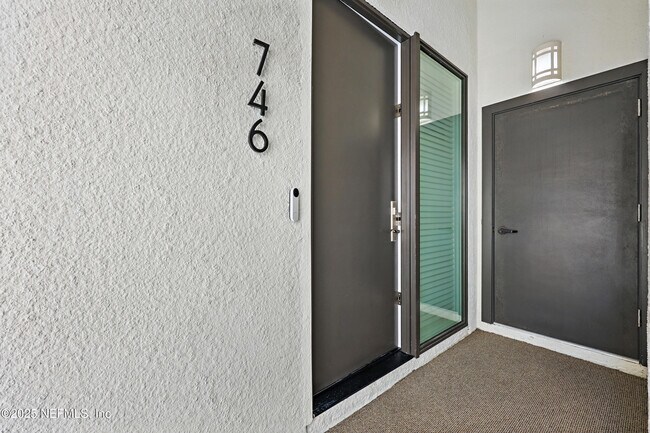Building Photo - 746 Spinnakers Reach Dr