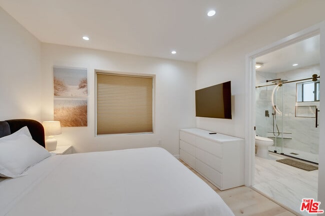 Building Photo - 918 N San Vicente Blvd