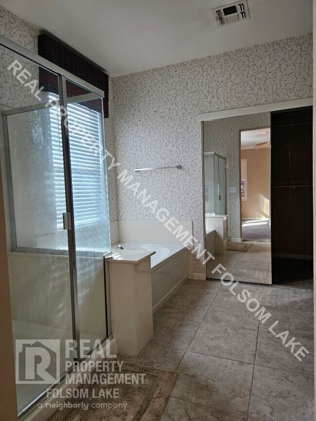 Building Photo - Lincoln Crossing Gated Community 3-Bedroom...