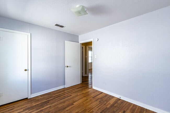 Building Photo - 2-Bedroom Home - Cozy 705 sq ft Oasis with...