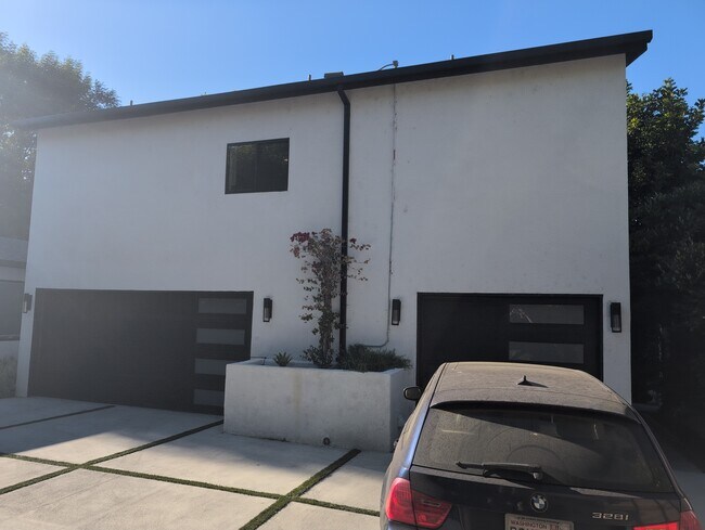 Primary Photo - 4329 Allott Ave