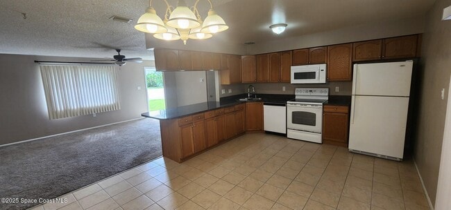 Building Photo - 135 S Suzanne Ct