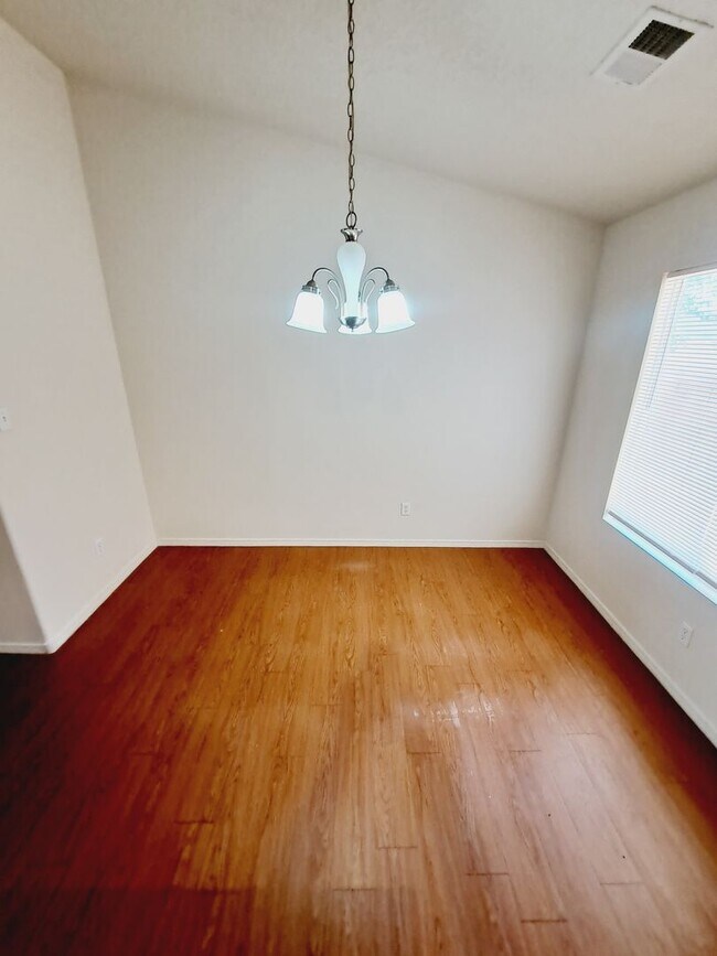 Building Photo - 3 bed 2 bath home in Huning Ranch!