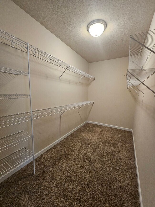 Building Photo - Spacious & Renovated 3 Bed Townhome w/ Garage