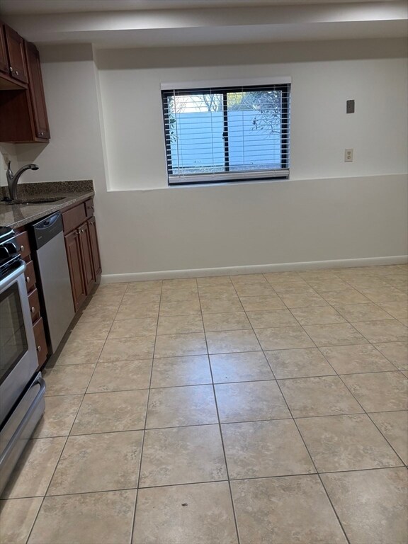 Building Photo - 146 Willow St