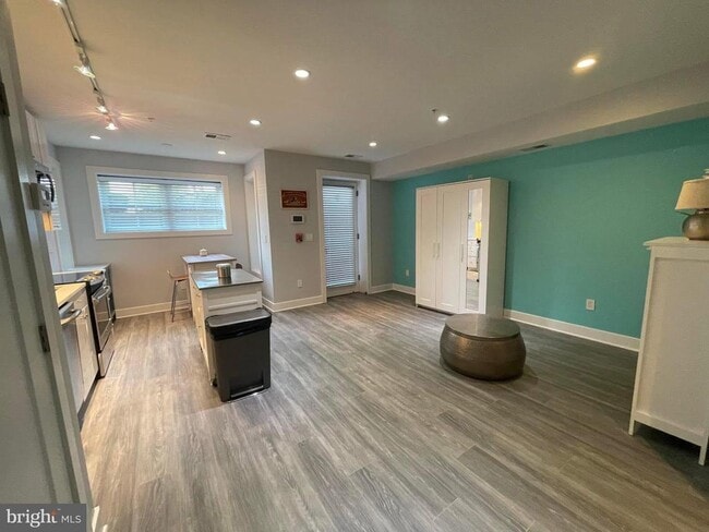 Building Photo - 1209 G St SE