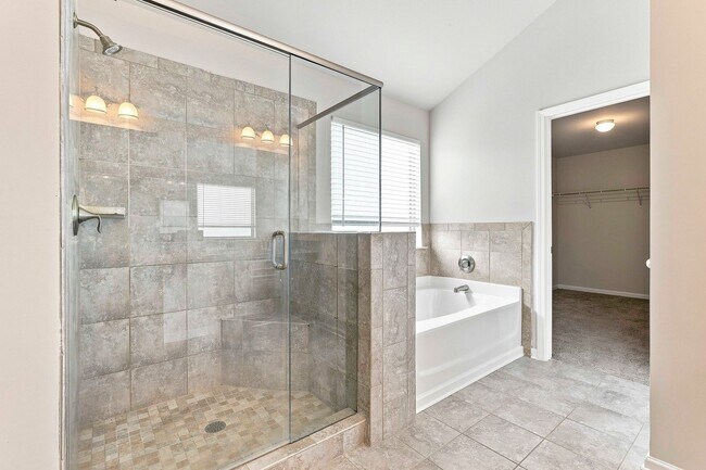 Building Photo - 636 Amrose Way