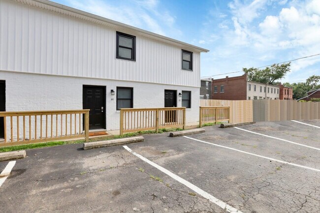 Building Photo - 380 Forest St