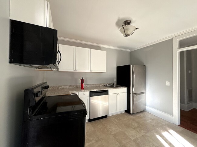 Building Photo - Move-In Ready Home with Spacious Backyard & Prime Location