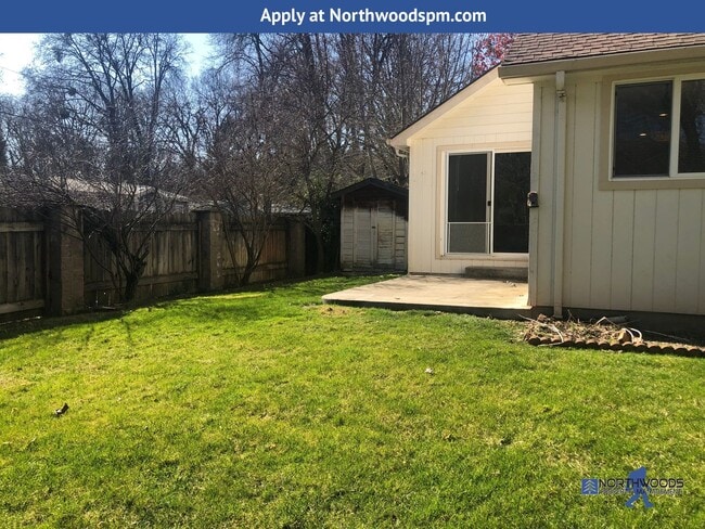 Building Photo - This 3 bedroom 2 bathroom home is located in beautiful Shady Cove