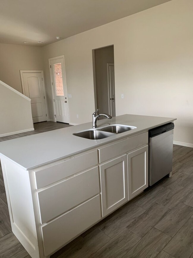 Building Photo - 3 bed, 2.5 bath home in the Enclave