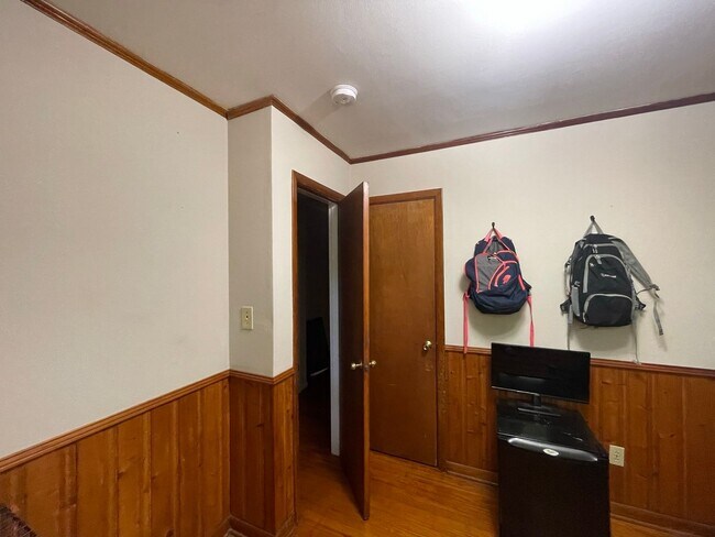 Building Photo - Knottingham Home Available