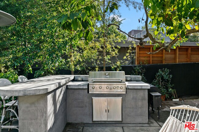 Building Photo - 1760 Nichols Canyon Rd