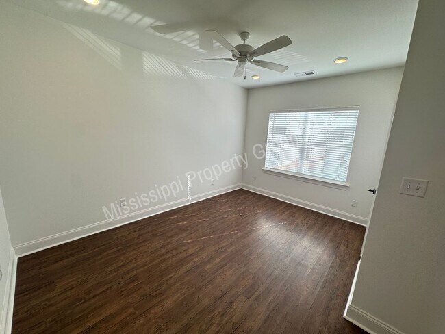 Building Photo - 721 Southview Dr