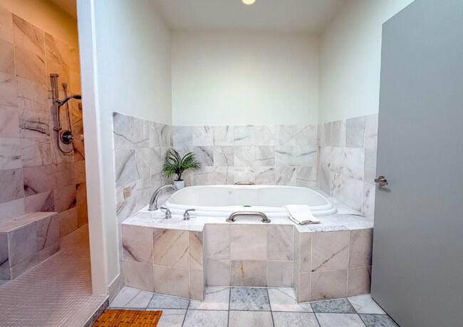 Building Photo - 2 Bedroom Townhouse in a Resort Style Community! All Utilities Included!