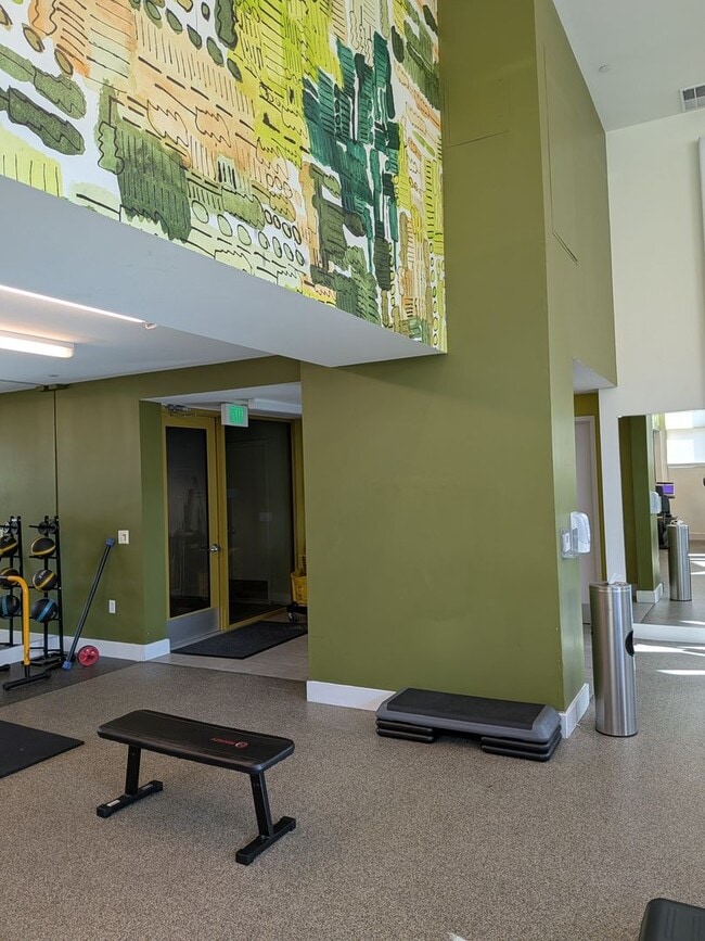 Building Photo - Studio Apartment Home on Top Floor with views of City Hall!