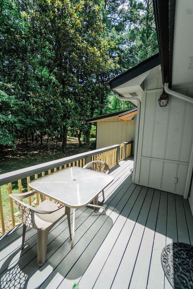 Building Photo - Move-in ready Townhome in a quiet neighbor...