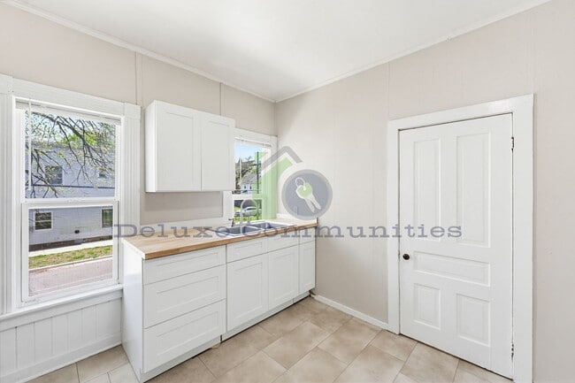 Building Photo - 934 Hovey St SW