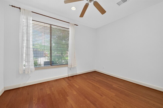 Building Photo - 5018 Lillian St