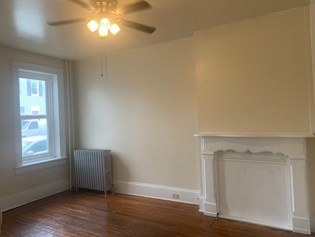Building Photo - 1st Floor 2 Bedroom Apartment, Private Entrance, Small Yard, York City SD