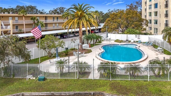 Building Photo - 225 Country Club Dr